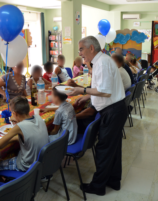 Mons. Pennisi serve ai tavoli