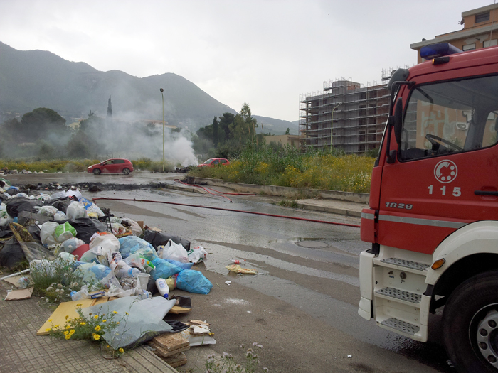 Vigili del Fuoco in azione alla Zona PEEP Carini