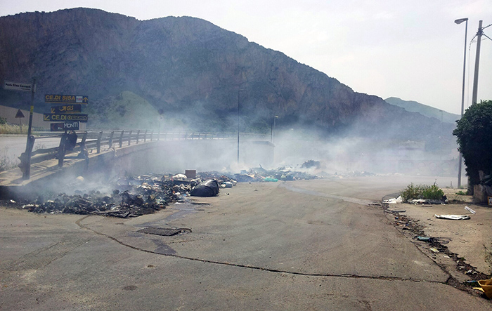 Rifiuti incendiati alla Zona Industriale di Carini
